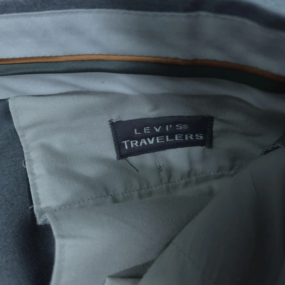 Levi's Travelers Dress Pants Mens 36x31 Gray Pleated Microfiber Slacks